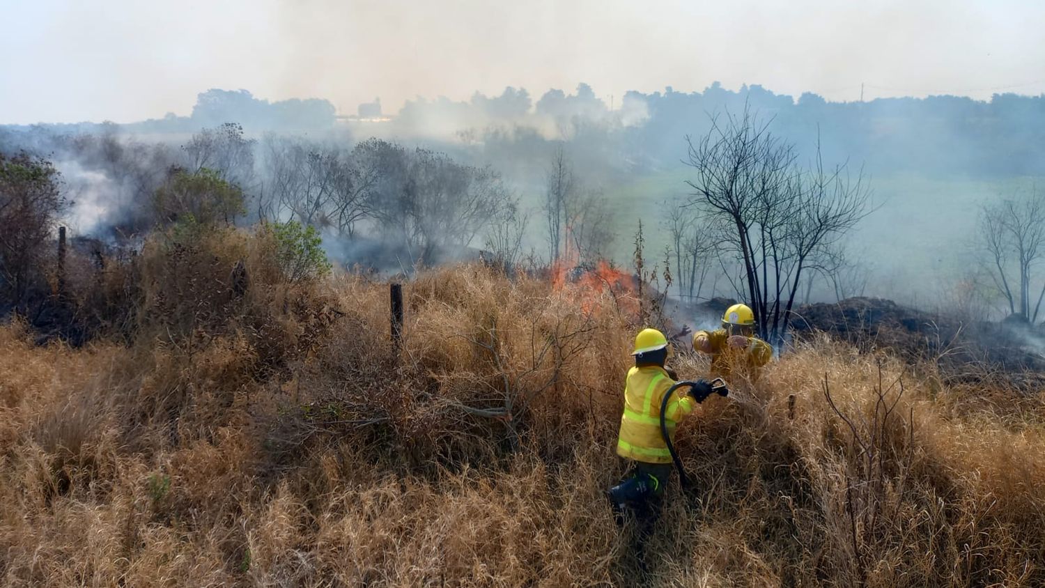 Bomberos trabajan para sofocar incendios.