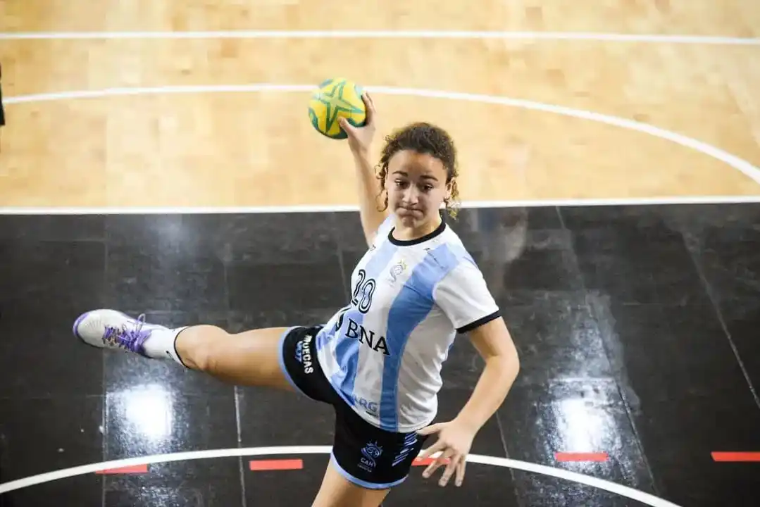 Trinidad Márquez, jugadora de Handball Necochea, con la camiseta de la Selección