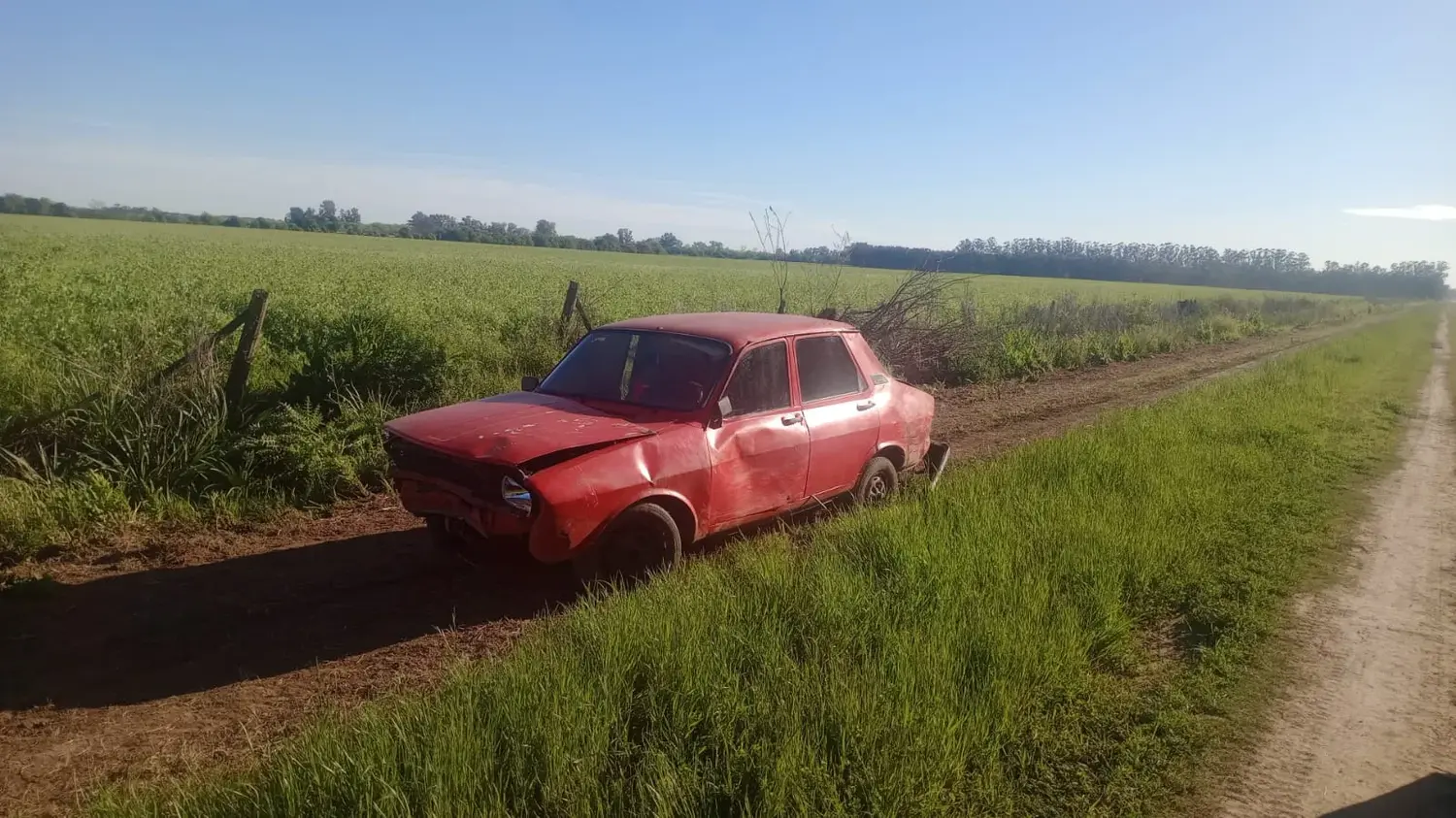 El conductor perdió el control y volcó.