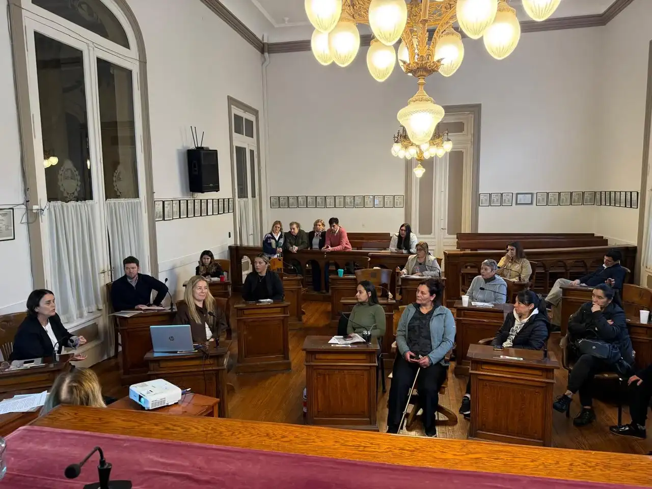 Fotografía de la reunión en la comisión de desarrollo social del concejo deliberante de Tandil en la cual se presentó el informe de la asistencia alimentaria en la ciudad. Comedores. Teerink.
