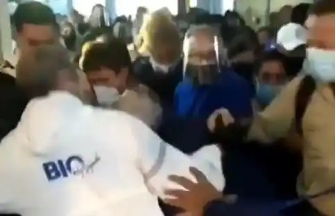 TREMENDO GUISO: pasajeros protestan en aeropuerto de Maiquetía por cobro de $60 para descartar COVID-19