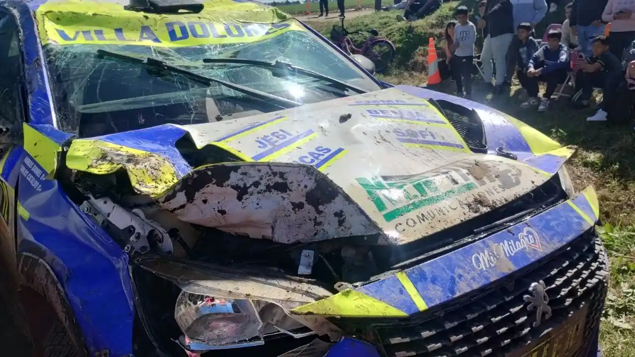 El video del vuelco en el Rally Argentino: policías y público ayudaron a dar vuelta el auto