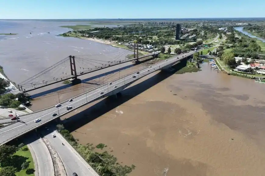 Un embalsado se atascó bajo el Puente Colgante de Santa Fe y lo retirará el Ejército: ¿cómo será el operativo? - 3