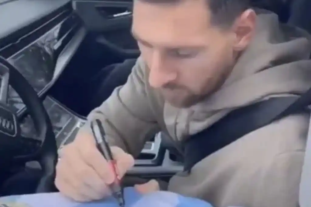 Video: Lionel Messi firmó autógrafos a fanáticos rosarinos