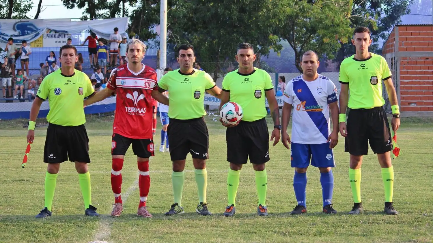 Los árbitros gualeguayenses también son protagonistas de la Supercopa: Martín Fierro (Maciá) 0 (2) – Santa Rosa (SJ) 2 (5) Cancha de Martín Fierro. 16avos de final
Árbitro: Jorge Albornoz – Asistentes: Martín Galizzi y Héctor Deluca – Cuarto árbitro: Walter Silguero (Liga Departamental de Fútbol de Gualeguay)