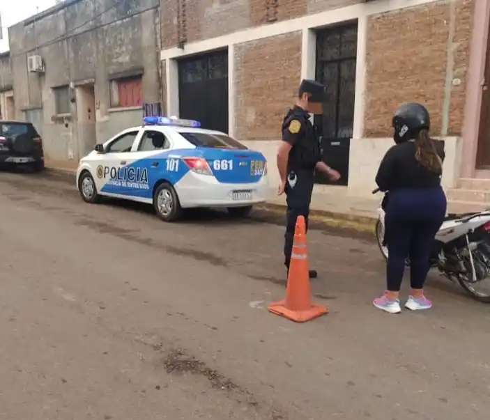 Intento de incendio de una motocicleta y resistencia a la autoridad en operativo policial en Victoria