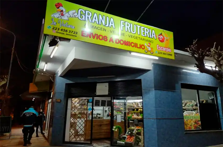 Robaron una balanza y dinero de un autoservicio