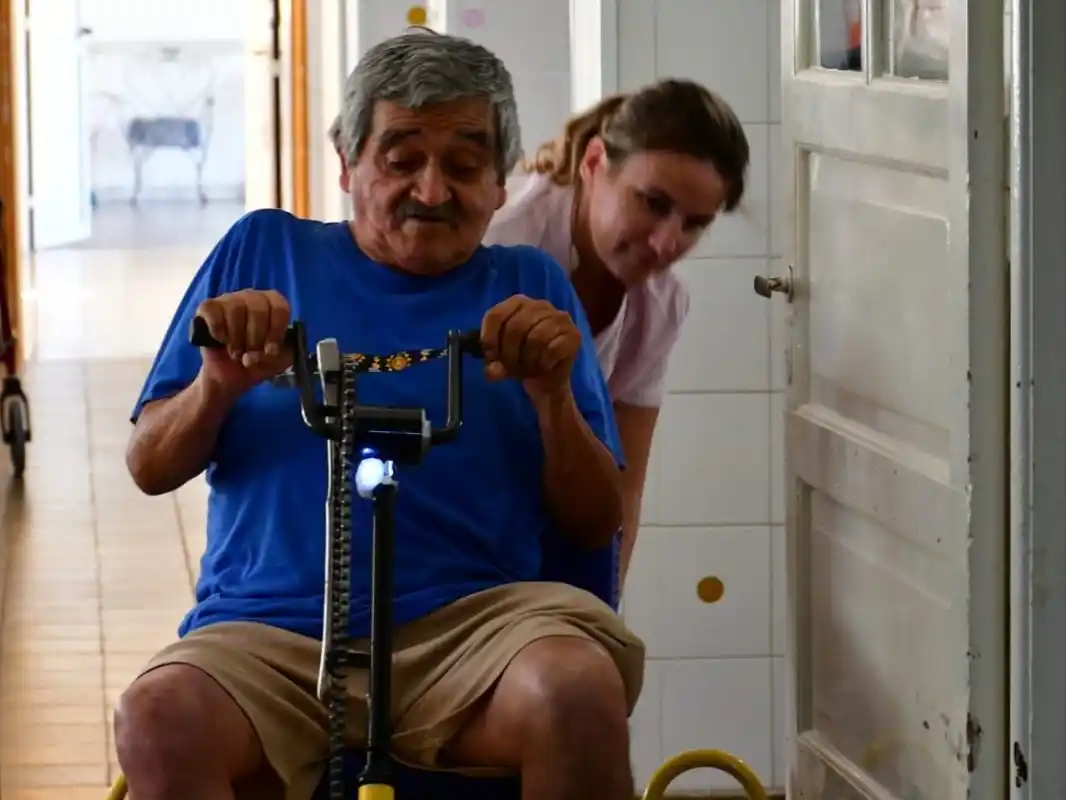 El municipio entregó una bicicleta adaptada al Hogar de Ancianos Carrá
