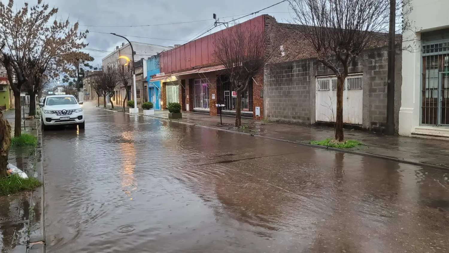 Bomberos Voluntarios recomienda reducir riesgos ante los fenómenos meteorológicos que podrían darse en los próximos meses.
