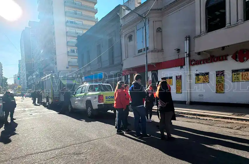 Momentos de tensión por un incendio en un supermercado céntrico