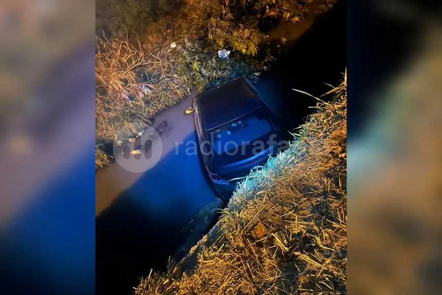 En plena madrugada, un auto terminó dentro de un canal en el Norte de la ciudad