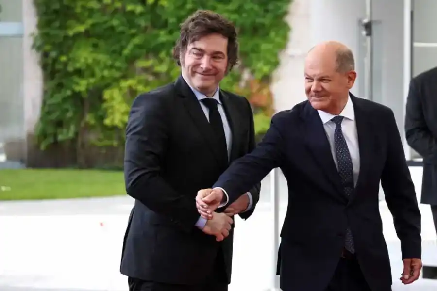 Milei en Europa: mantuvo un breve encuetro con Olaf Scholtz