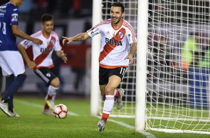 River goleó y se metió en semis