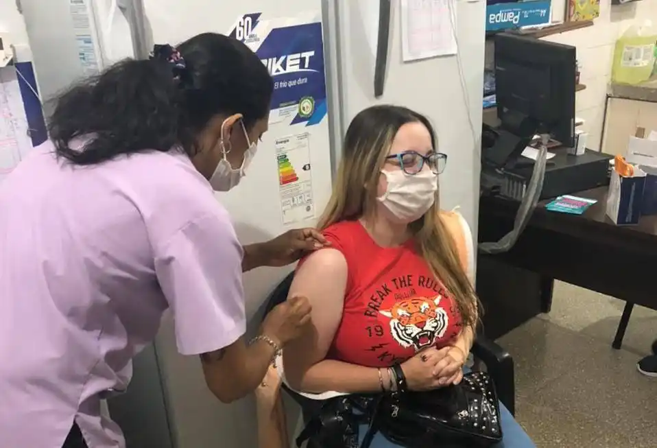 Comenzaron a vacunar contra el coronavirus a Bomberos Voluntarios de Chascomús