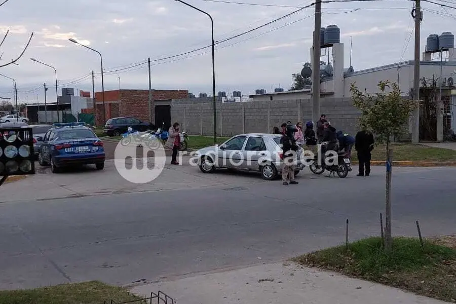 Accidente entre un automóvil y una moto: la ambulancia debió trasladar a los ocupantes de la motocicleta