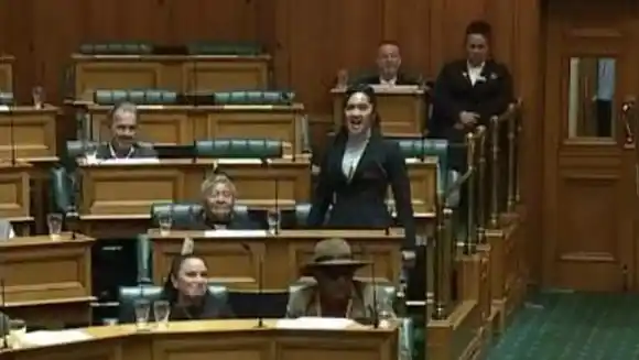 ¡SORPRESA! Legisladores maoríes de Nueva Zelanda protestaron CON UNA DANZA TRADICIONAL en pleno Parlamento (VIDEO)