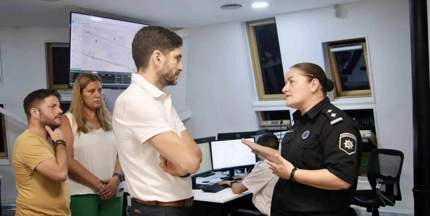 Maximiliano Pullaro junto al equipo del Ministerio de Seguridad visitaron las sedes del 911.