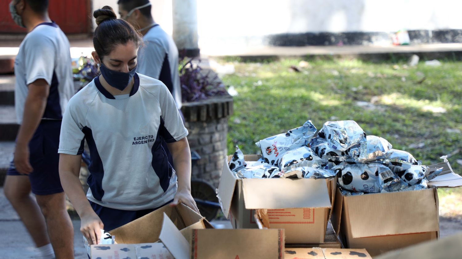Entregan módulos alimentarios con kits navideños en barrios de la ciudad de Santa Fe