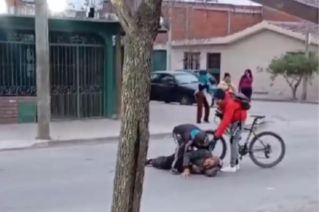 El anciano intentaba cruzar la calle cuando fue embestido.