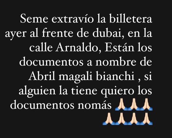 Erica busca sus documentos