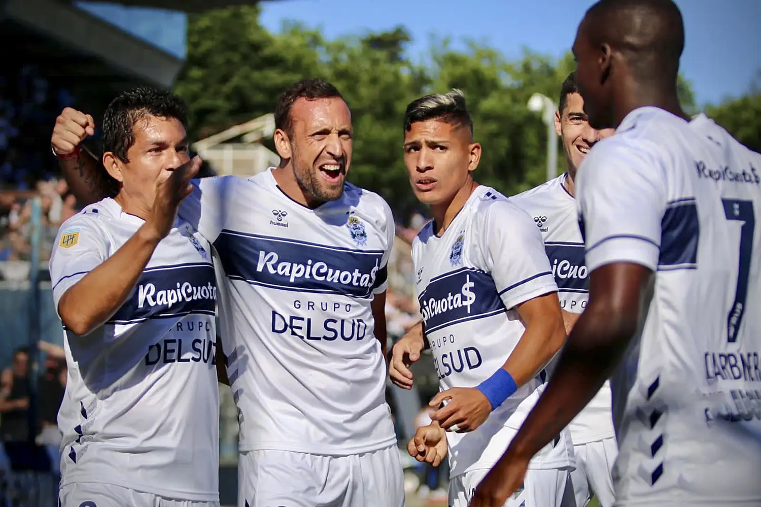 Gimnasia convirtió cinco goles en su estadio.