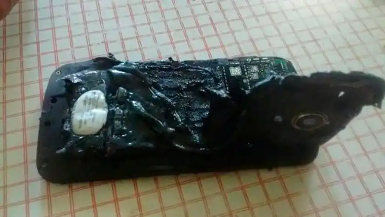 Su celular explotó mientras dormía y sufrió quemaduras en varias partes del cuerpo