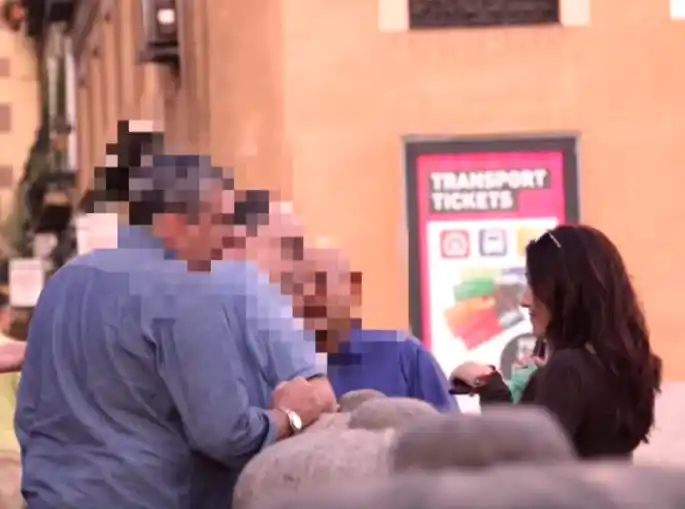 Video muestra qué hacen los hombres cuando ven a una mujer borracha