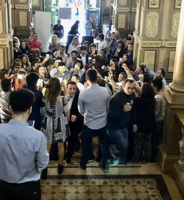 Transición en Provincia: Así llegaba el gobernador electo Kicillof al encuentro con Vidal en La Plata