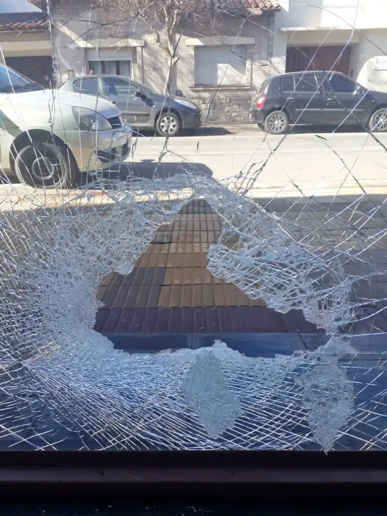 Robaron mercadería tras romper la vidriera  en un comercio en San Martín al 200