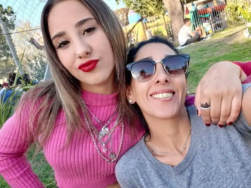 Lara Fernández junto a su mamá.