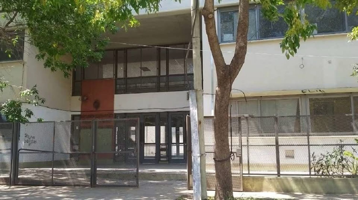 Otro caso de estudiante “pistolero” en una escuela bonaerense: Una joven de 16 años asistió con un Bersa y 150 balas
