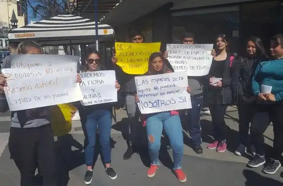 Estudiantes volvieron a rechazar la construcción de Zoonosis en la Laguna de los Padres