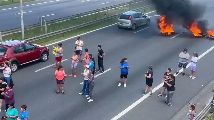 Panamericana con demoras por un corte de familiares que buscan a Ainara Sequeira, una joven desaparecida en Campana
