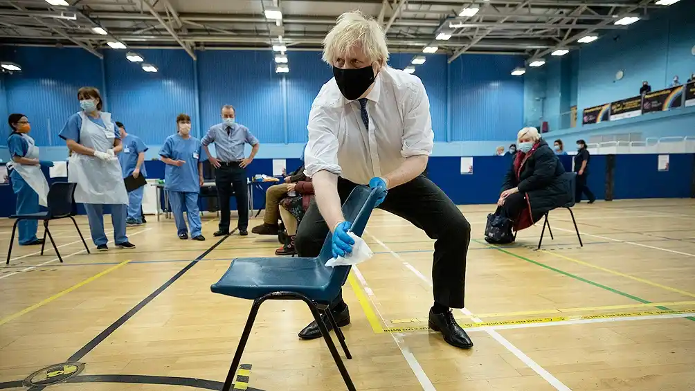 Boris Johnson propone donar el excedente de vacunas a los países más pobres