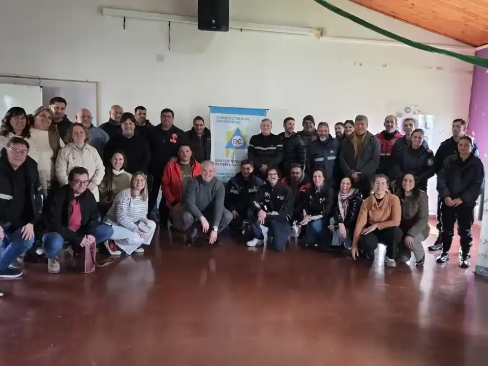 Reunión. De Defensa Civil para planificar  acciones frente a emergencias climáticas