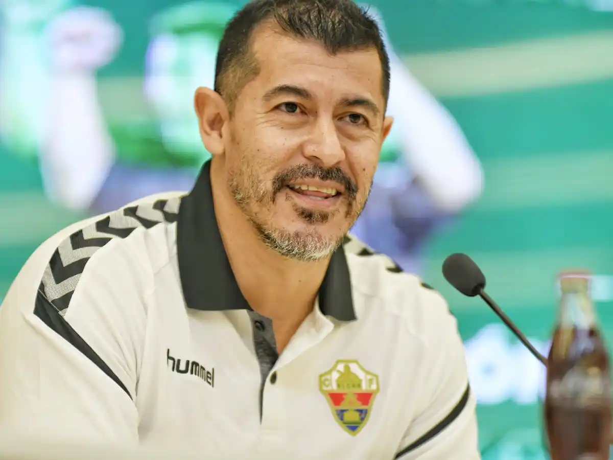 Almirón fue presentado como entrenador del Elche