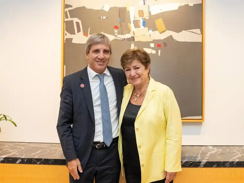 Luis Caputo enfrenta una reunión clave con el FMI para destrabar la segunda revisión del acuerdo