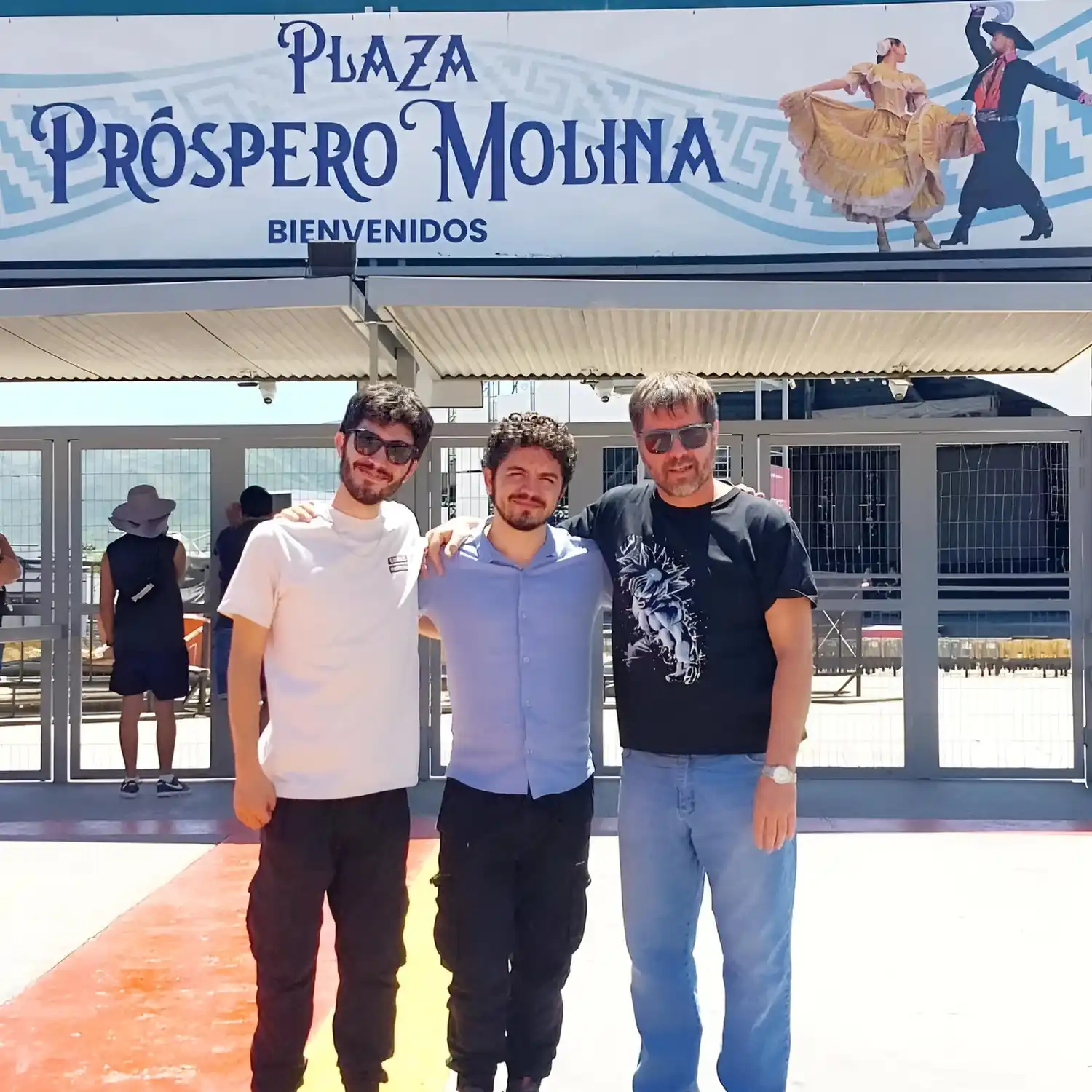 El trío sampedrino en la plaza Próspero Molina.