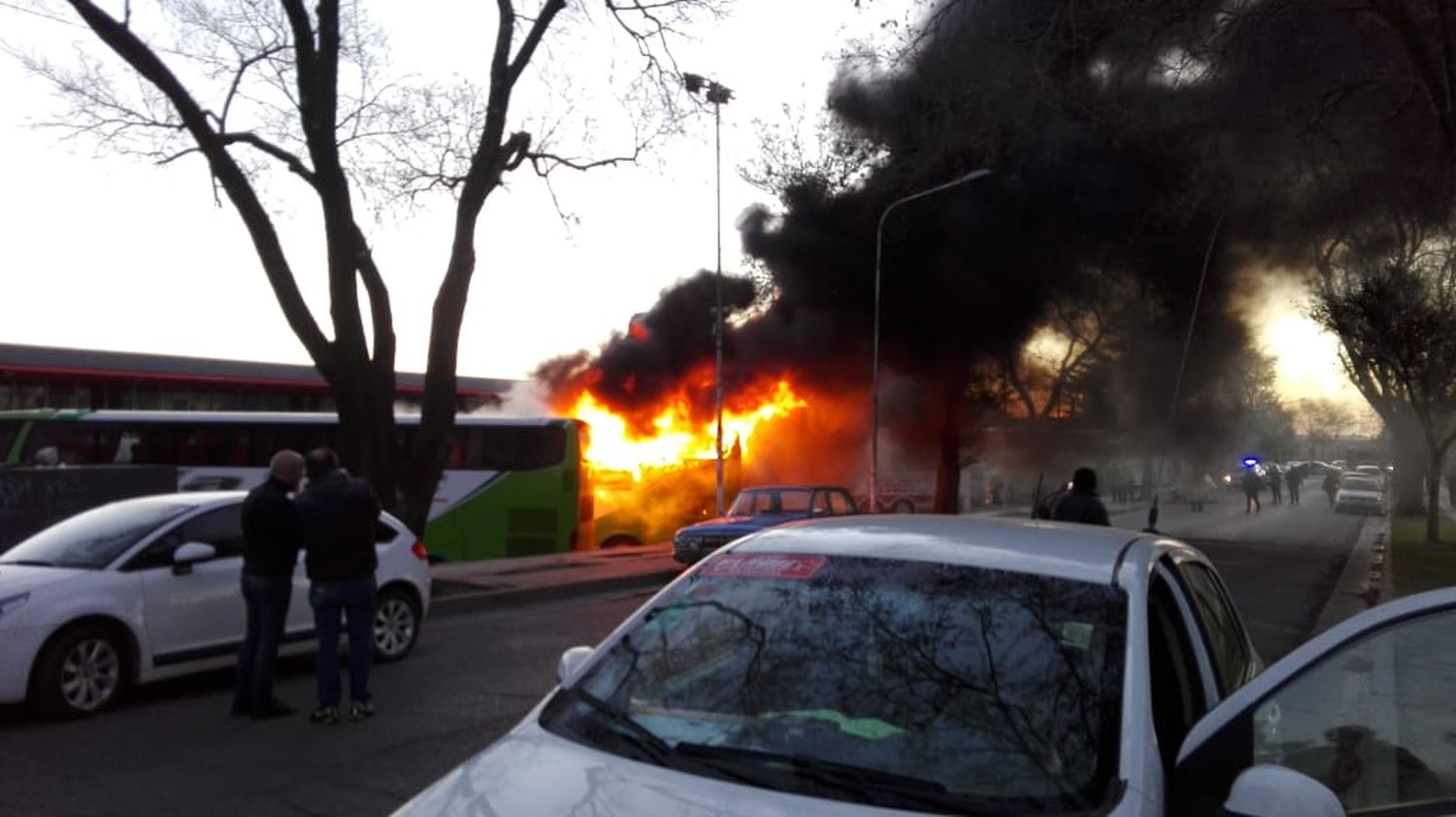Se incendiaron dos micros de Vía Tac en la Terminal
