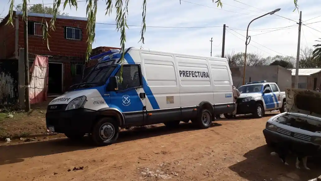 Prefectura detuvo a tres personas tras un operativo por narcomenudeo