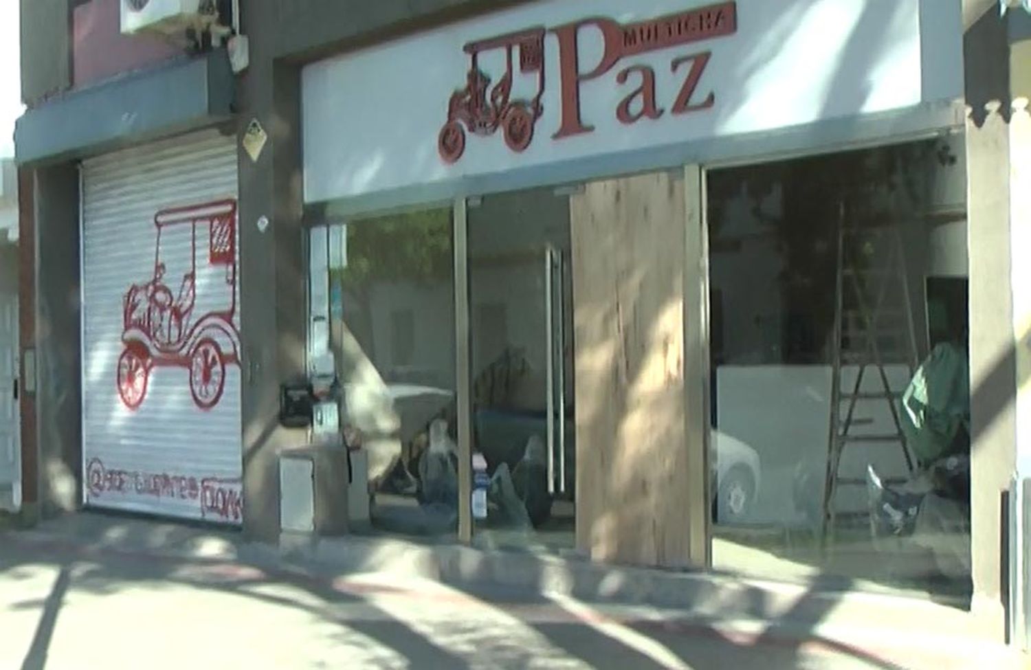 Violentaron la vidriera de un local comercial de avenida Marconi al 1700