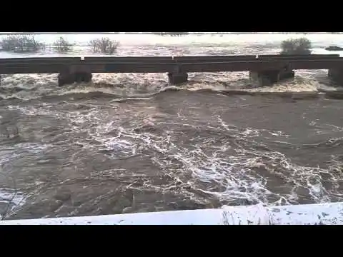 Espectacular derrumbe del puente del Belgrano Cargas en Soldini por la crecida del Saladillo