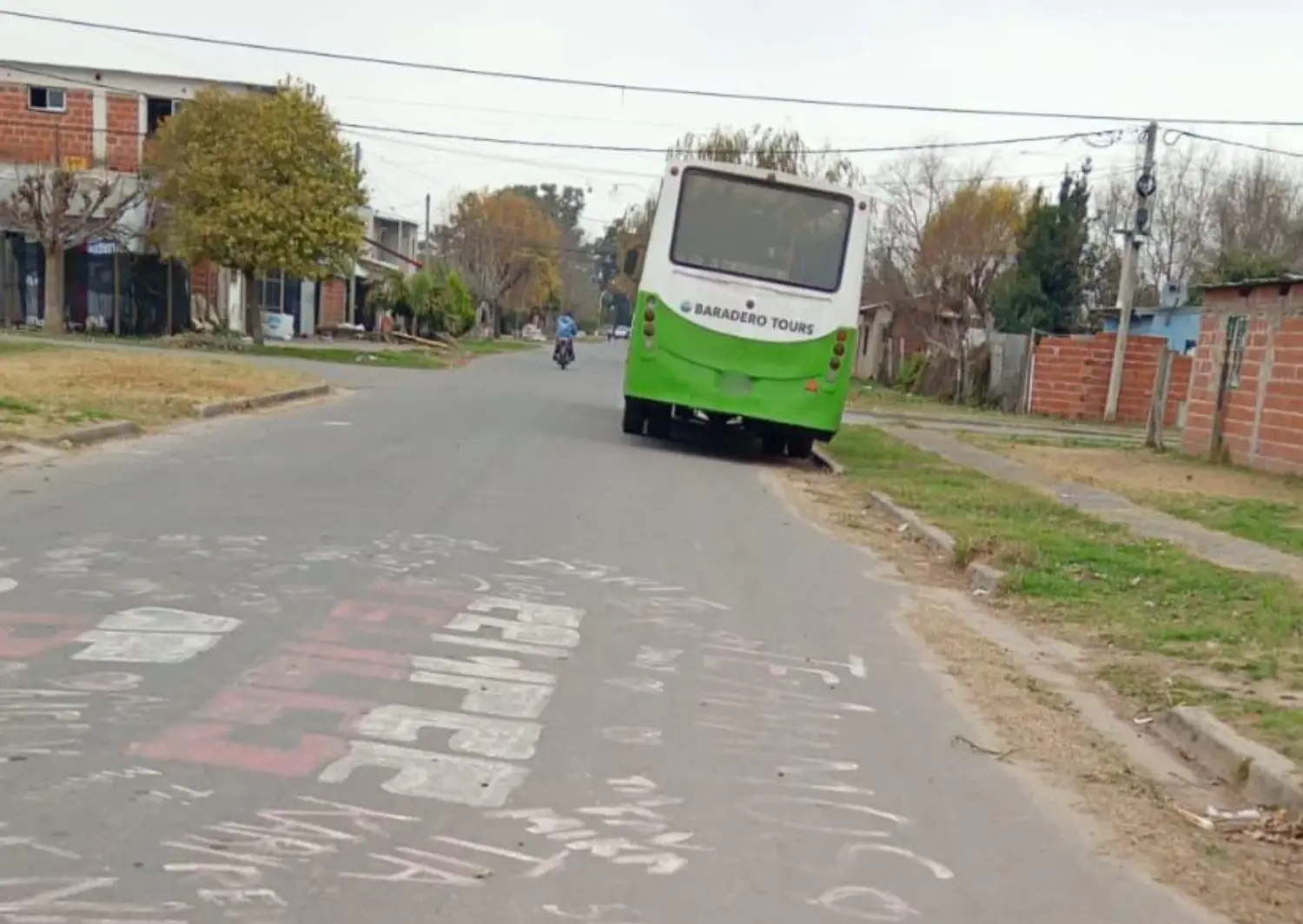 Reclamo de vecinos por colectivo mal estacionado y tapando la vista