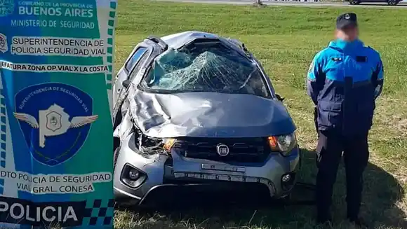 Volcó en ruta 11, avisó a la policía y terminó detenido por conducir un auto robado