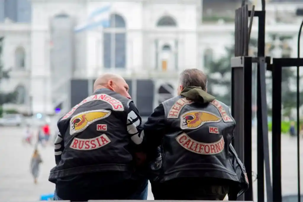 Integrantes de los Hell’s Angels frente a la Catedral de La Plata, en el marco del encuentro internacional World Run 2025. FOTO: Noelia Torres.