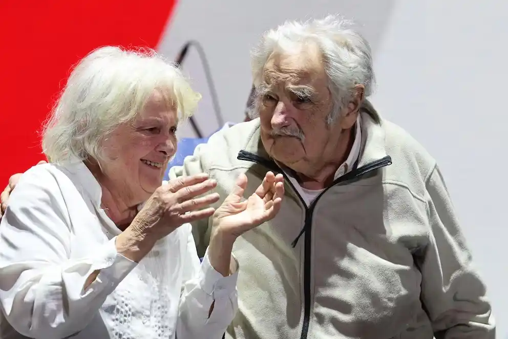 La ex vicepresidenta Lucía Topolansky presentó en el acto a su esposo y ex presidente de Uruguay, José "Pepe" Mujica (EFE/ STR)