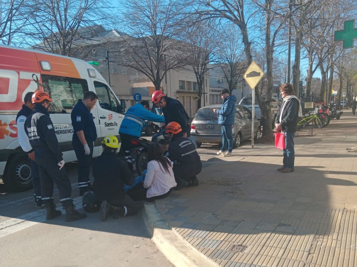 Bomberos y personal del SIES atendieron a los heridos.