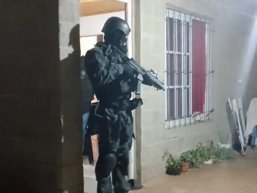 Allanamiento terminal de arroyito y viviendas en frontera y arroyito FPA