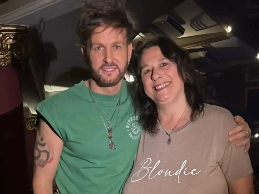 Axel con una de las víctimas, Claudia Risso, en su show de Rosario. Foto: Instagram.