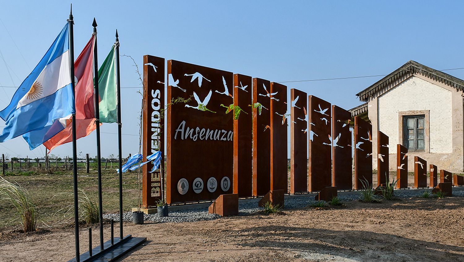 La instalación de los portales apunta a contribuir al desarrollo turístico sostenible de la zona